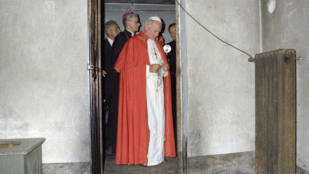 Saint Jean-Paul II en prière dans la cellule de saint Maximilien Kolbe, mort à Auschwitz (juin 1979)