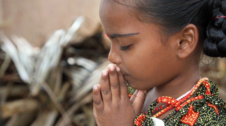 Une fillette indienne en prière.