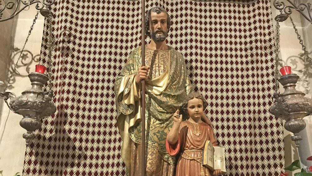 2018.08.16 Nazareth, statua di San Giuseppe artigiano e Bambino