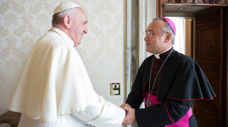 教皇フランシスコとエドガー・ペニャ・パラ大司教