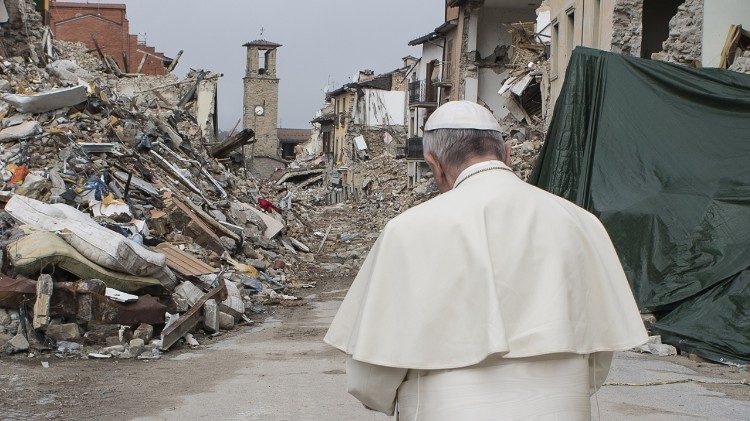 Papst Franziskus beim Besuch der fast komplett zerstörten Stadt Amatrice 2016