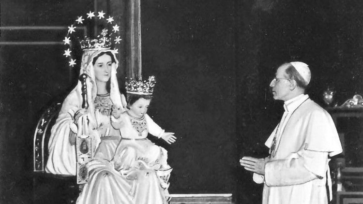 Papa Pio XII. pred kipom Bogorodice s Djetetom Isusom
