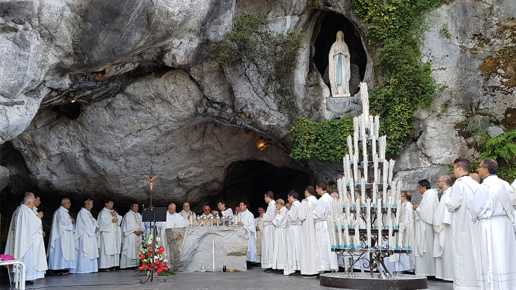 Maraton różańcowy przed Niepokalaną w Lourdes