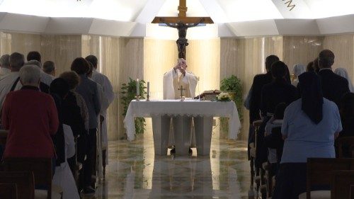 Santa Marta. Papa: dinanzi a chi cerca lo scandalo, silenzio e preghiera