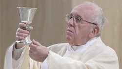 Папа падчас цэлебрацыі Эўхарыстыі ў капліцы Дому св. Марты