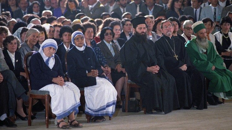 Nënë Tereza në pritje të Papës Gjon Pali II