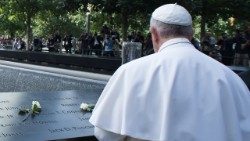 Papst Franziskus am Ground Zero in New York in Erinnerung an die Opfer der Terrorattacke vom 9.11.2001 (25. September 2015)