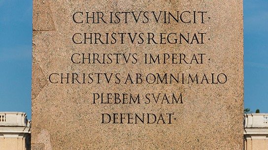 «Kristus seirer, Kristus regjerer, Kristus hersker. Må Kristus forsvare sitt folk mot alt ondt» står det på obelisken på Petersplassen. Nå i oktober ber vi erkeengelen Mikael forsvare oss i striden. 