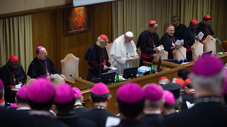 I vescovi del mondo con il Papa nell'Aula del Sinodo (foto d'archivio)