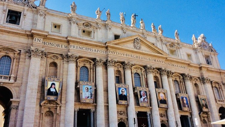 Bilderna på söndagens helgon klär Peterskyrkans fasad