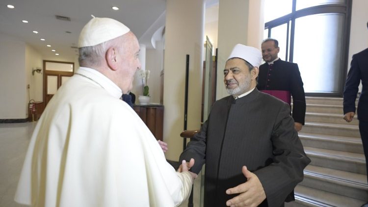 Ferenc pápa fogadja az Al Azhar főimámját a Szent Márta-házban