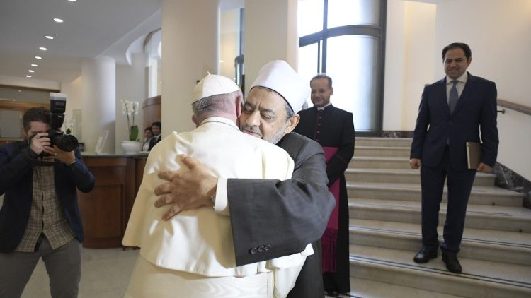 Påven och storimamen av Al-Azhar omfamnar varandra vid privat möte i Vatikanen