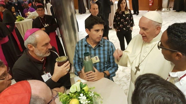 Papež Frančišek med odmorom v pomenku z ostalimi udeleženci škofovske sinode o mladih