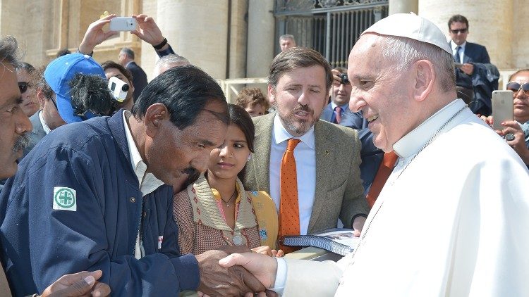 Påven träffade Asia Bibis make och dotter i april 2015