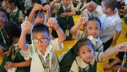 Кампанія Мільён дзяцей моляцца на ружанцы на Філіпінах 