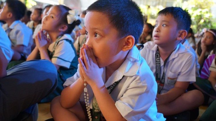 菲律宾儿童在诵念玫瑰经