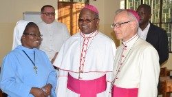 Bischof Michael Msonganzila Musoma und der damalige Apostolische Nuntius in Tansania, Marek Solczynski, auf einem Archivbild von 2018
