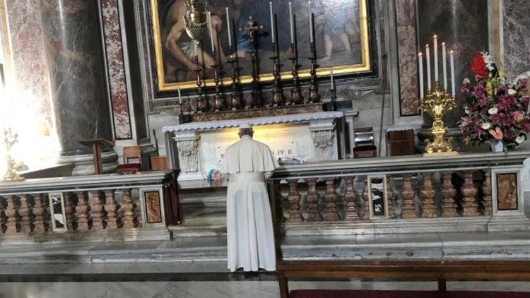 Le Pape François en prière devant la tombe de saint Jean-Paul II dans la basilique Saint-Pierre de Rome, le 22 octobre 2018.  