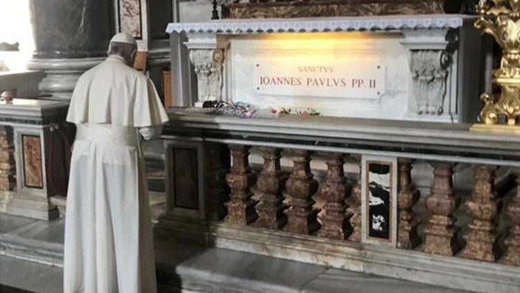 프란치스코 교황이 성 요한 바오로 2세 성인의 무덤을 찾아 기도했다.