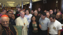Il Papa con i giovani uditori al Sinodo