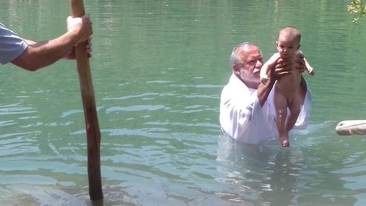 一位嬰兒在約旦河接受洗禮
