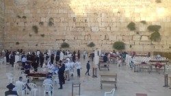 Ebreji lūgšanā pie Raudu mūra