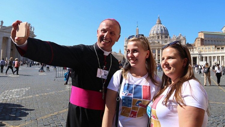 Polsk biskop tar selfie med ungdomar