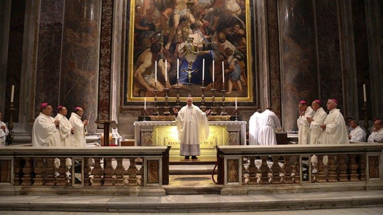 2018.10.04  Messa polaccha per il sinodo in Vaticano presso la tomba di Giovanni Paolo II con la partecipazione dei padri sinodali e giovani