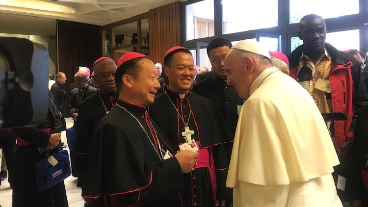 Stretnutie pápeža Františka s dvoma zástupcami biskupov z kontinentálnej Číny na Synode v októbri 2018