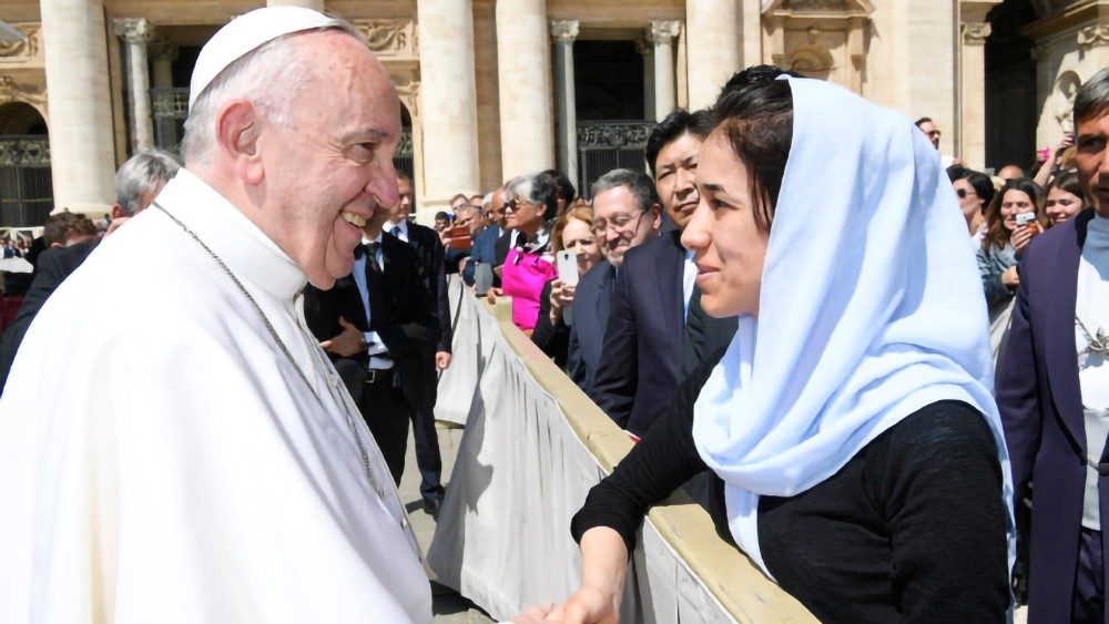 Nadia Murad encuentra al Papa Francisco. 