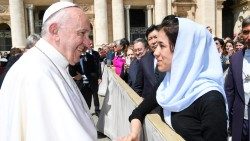 Nadia Murad encuentra al Papa Francisco.