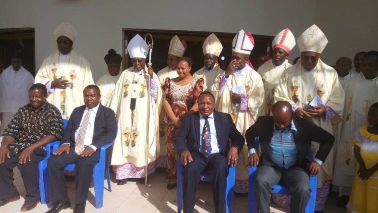  vescovi della Tanzania durante la Messa dell'innaugurazione del Santuario della B.V.Maria, Salute dell'infermi situata a Buhabhugali- Kigoma, Tanzania.