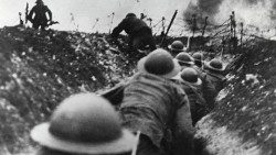 Soldados em trincheira durante a Primeira Guerra Mundial