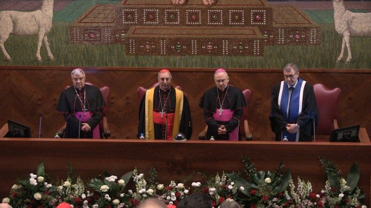 Danes je na papeški lateranski univerzi potekala uradna otvoritev novega akademskega leta