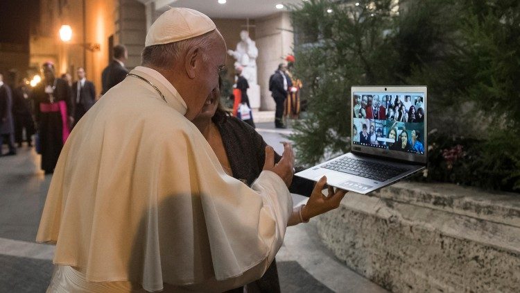 2018.11.14 Papa Francesco benedice scholas ico