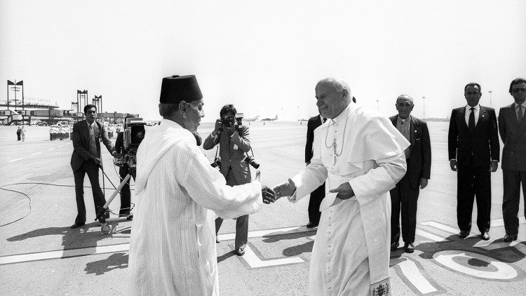 2018.11.15 Papa Giovanni Paolo II a Marocco nel 1985. Benvenuto dal re Hassan II