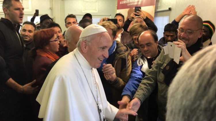 Papež je nenapovedano obiskal začasni zdravstveni center za revne