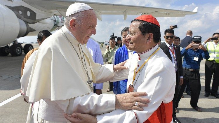 Pope Francis meets Cardinal Bo in Myanmar in 2017