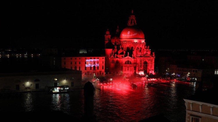 Năm 2018, lâu đài Venice được chiếu ánh sáng đỏ để tưởng nhớ các Kitô hữu bị bách hại