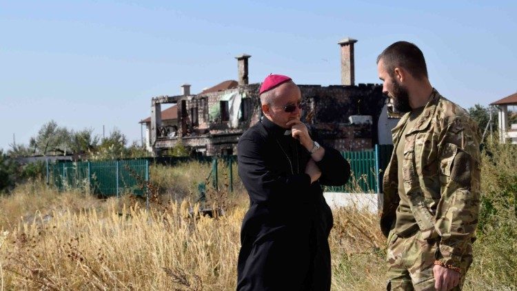 Украинский епископ Ян Собило посещает места боевых действий