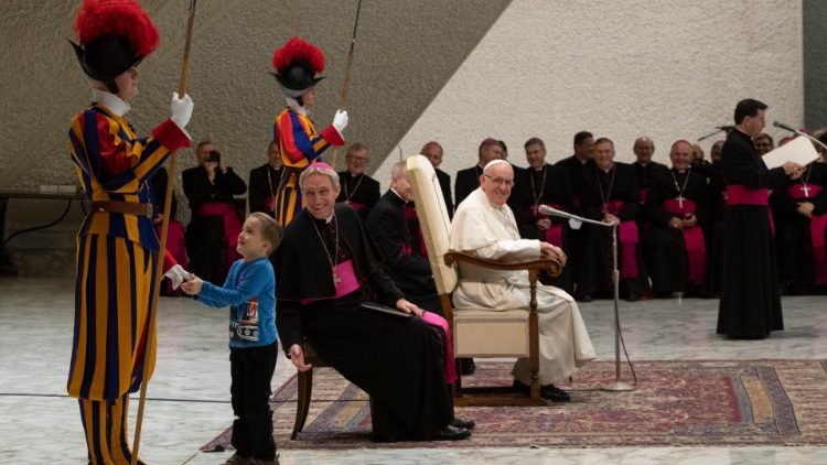 Fra audiensen. Se også video nederst på denne siden om gutten som løp opp til paven.