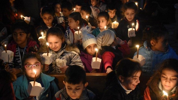 O VigÃ¡rio de Aleppo faz votos de que o Natal seja "um momento de festa", ainda que as pessoas "estejam mais cansadas e menos otimistas do que hÃ¡ algum tempo sobre um fim, no curto espaÃ§o de tempo, do conflito sÃ­rio" que eclodiu em marÃ§o de 2011. 