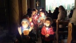 Des enfants d'Alep allument des bougies pour la paix en Syrie