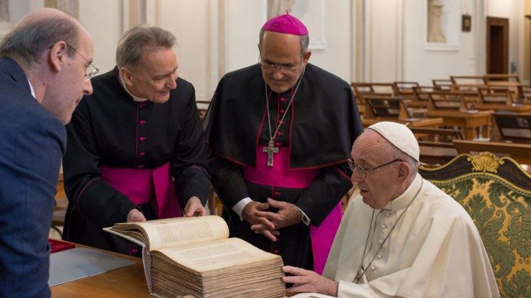 2018.12.04 Il Papa visita la biblioteca vaticana