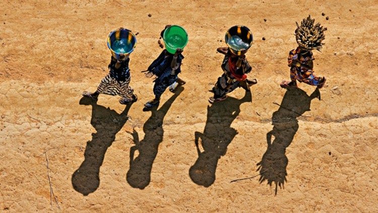 Jeunes filles transportant de l'eau et de la nourriture dans la région de Bandiagara, au Mali