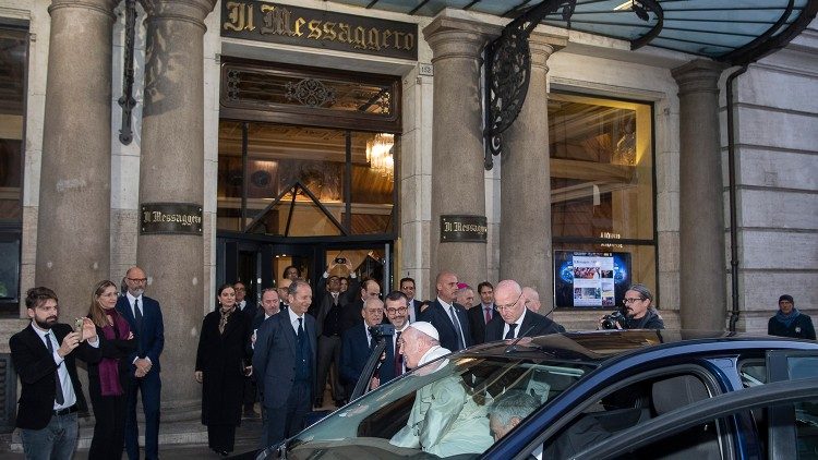 El Papa Francisco durante la visita que hizo en la sede de 'Il Messaggero' en 2018 para saldar a los dirigentes y al personal