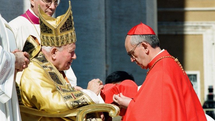 Popiežius Jonas Paulius II ir kardinolas Jorge Mario Bergoglio