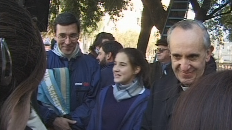 El padre Bergoglio transmitiendo esperanza en medio de la gente.