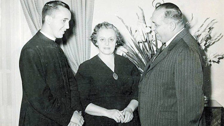 Le Pape François avec ses parents en 1958, alors qu'il est séminariste à Buenos Aires