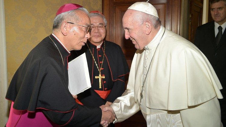 Mgr Takami, désormais archevêque émérite de Nagasaki, saluant ici le Pape François lors d'une rencontre au Vatican en décembre 2018.